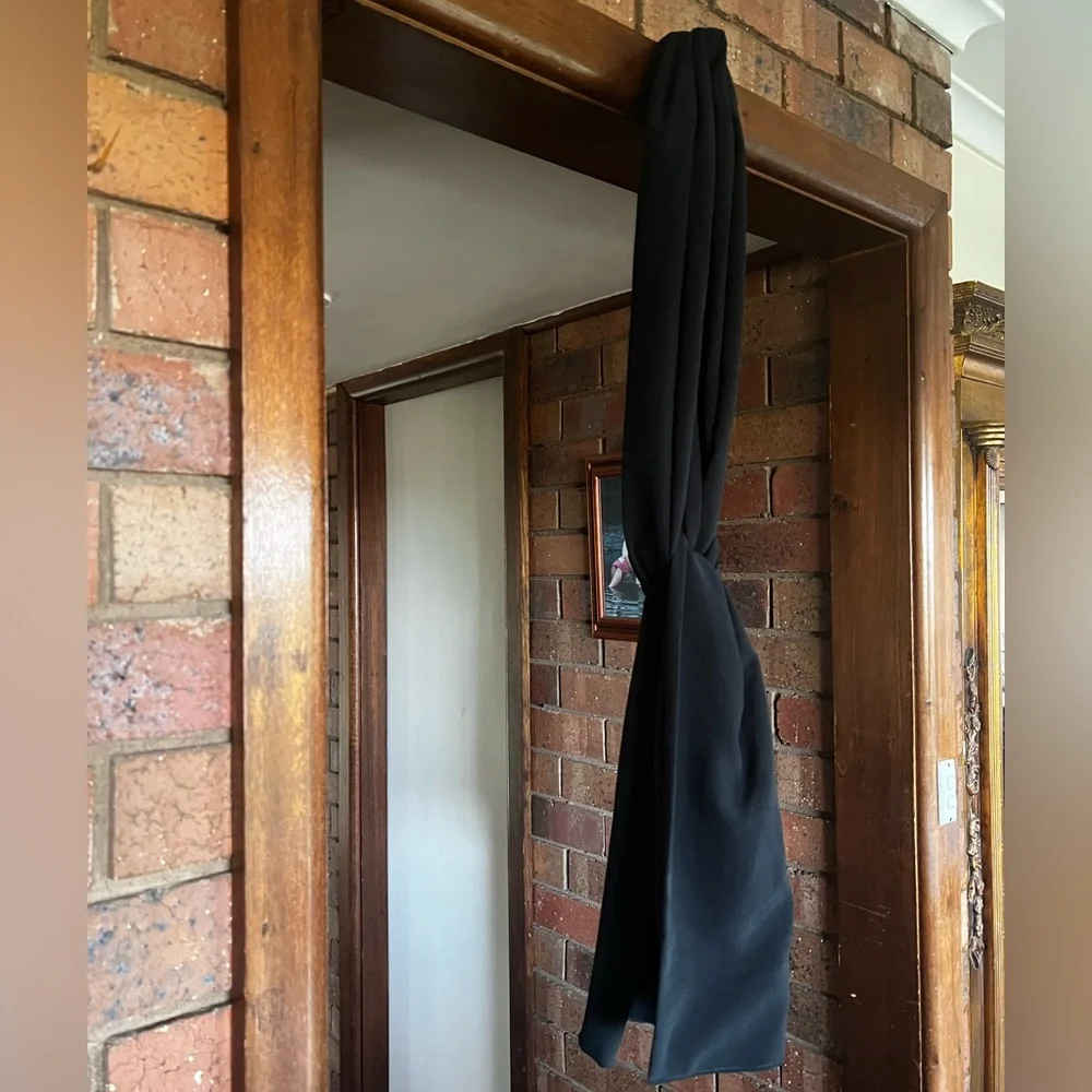 Wrap it your way! Around the shoulder shawl / wrap or scarf. Black and long. - Picture 11 of 12